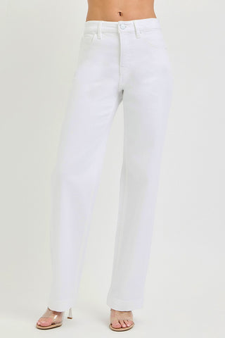 White jean pants, relaxed fit. Made of lyocell and cotton